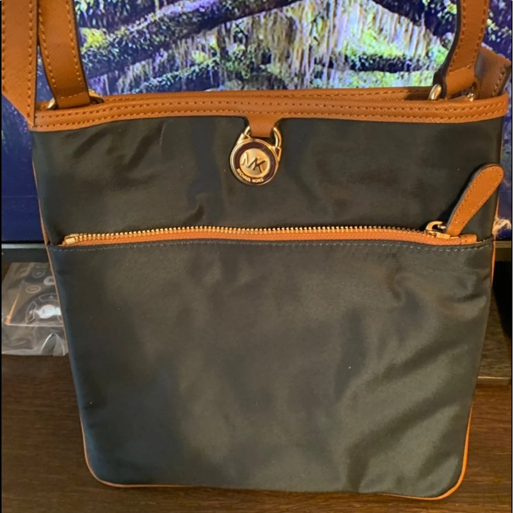 Michael Kors Nylon Kelsey Lg Crossbody